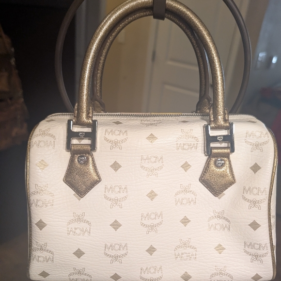 MCM Princess Lion Boston Bag Priced to sell. Vintage. Authentic - Picture 2 of 9